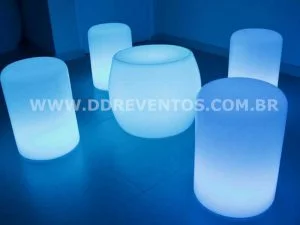 Lounge com puff cilindro e mesa Barril