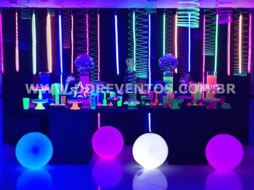 Bolas de led para decoração em mesa tema neon