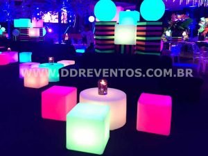 lounge-puffs-de-led e mesa de centro redonda