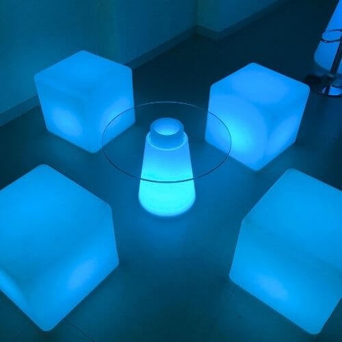 Lounge Peak 2 de led - Locação (4 Puff quadrado  + 1 Mesa peak pequena)