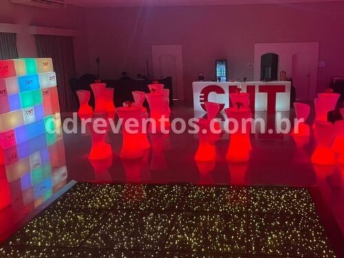 Bistrô e banquetas iluminadas