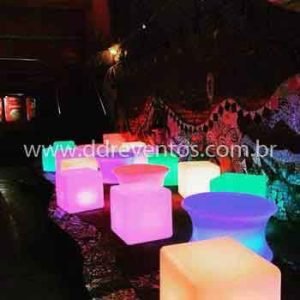 Lounge com puff de led quadradro e mesa de centro